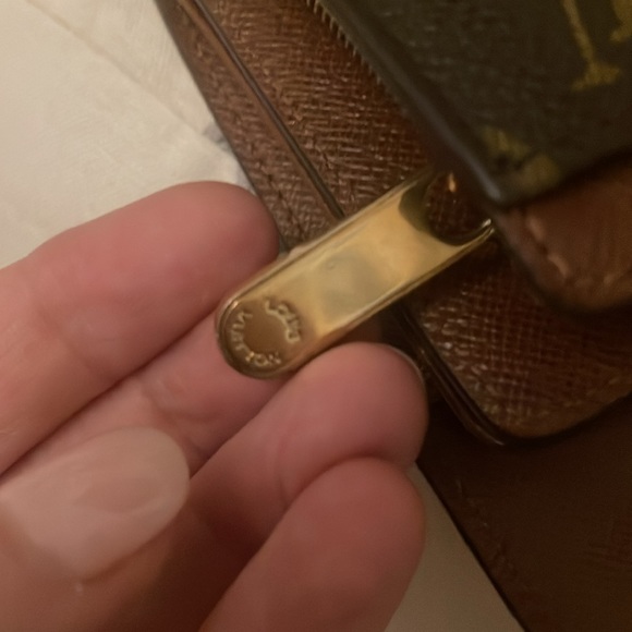 GUC LV Louis Vuitton monogram compact wallet with gold closure. - Picture 10 of 12